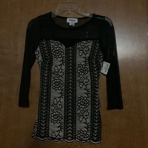 Black size small. 3/4 shear arms. Designed by Fashion Magaxine